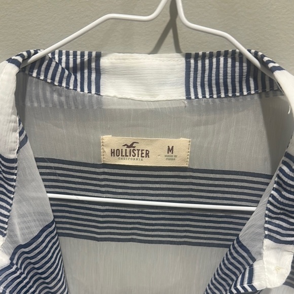 NWOT Hollister Blue and White Striped Button-Up Shirt size M - Picture 2 of 4